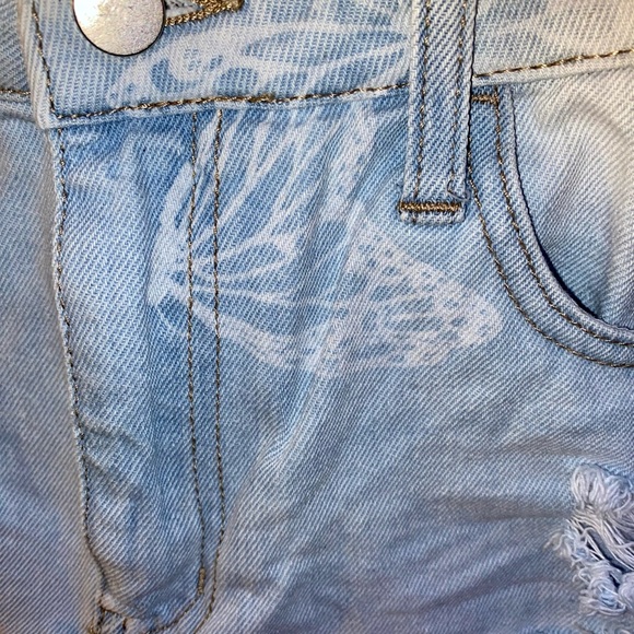 Butterfly Wing Distress Jean Short - Picture 7 of 9